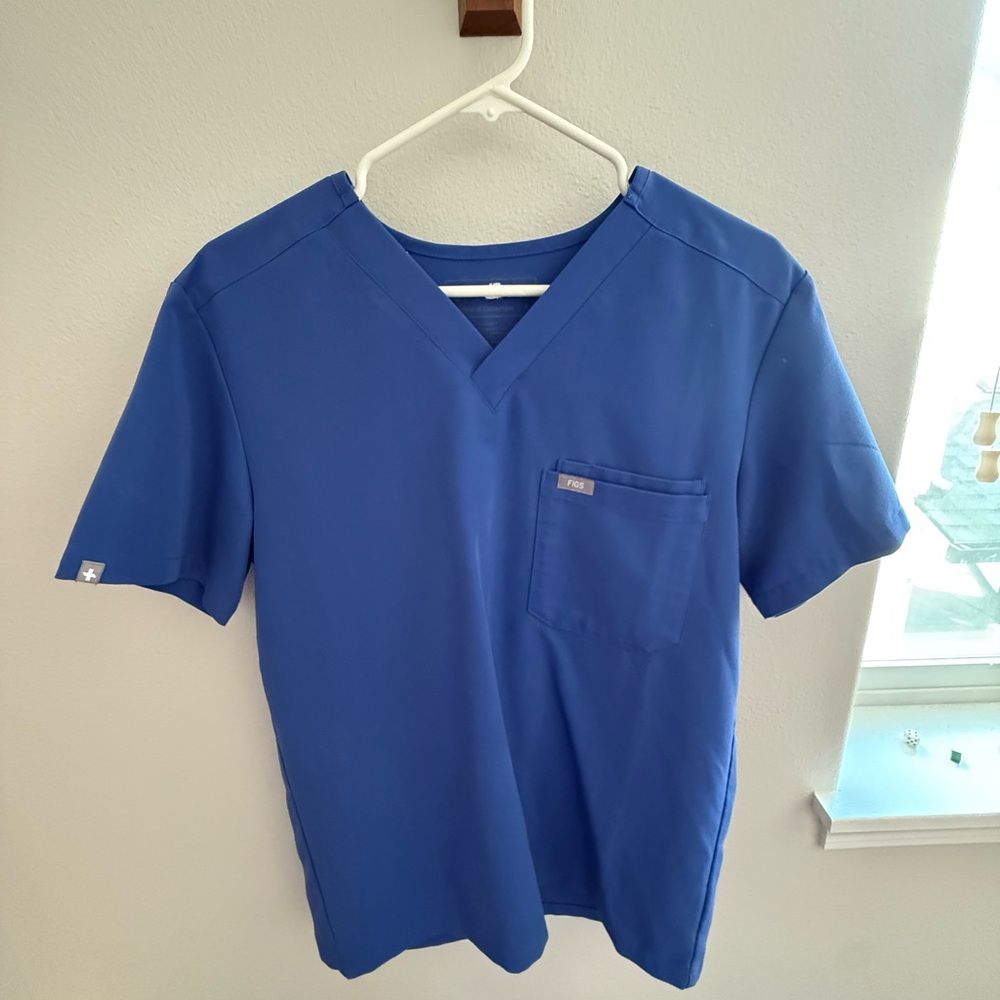 Figs Men’s V-Neck Scrub Top — Blue